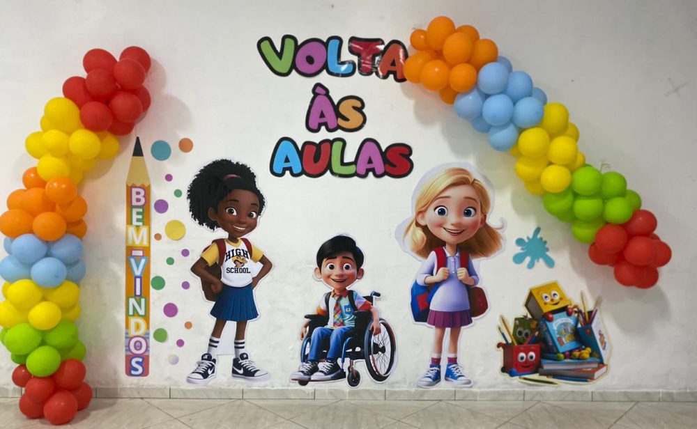 PAINEL VOLTA ÀS AULAS CRIANÇAS GIGANTES