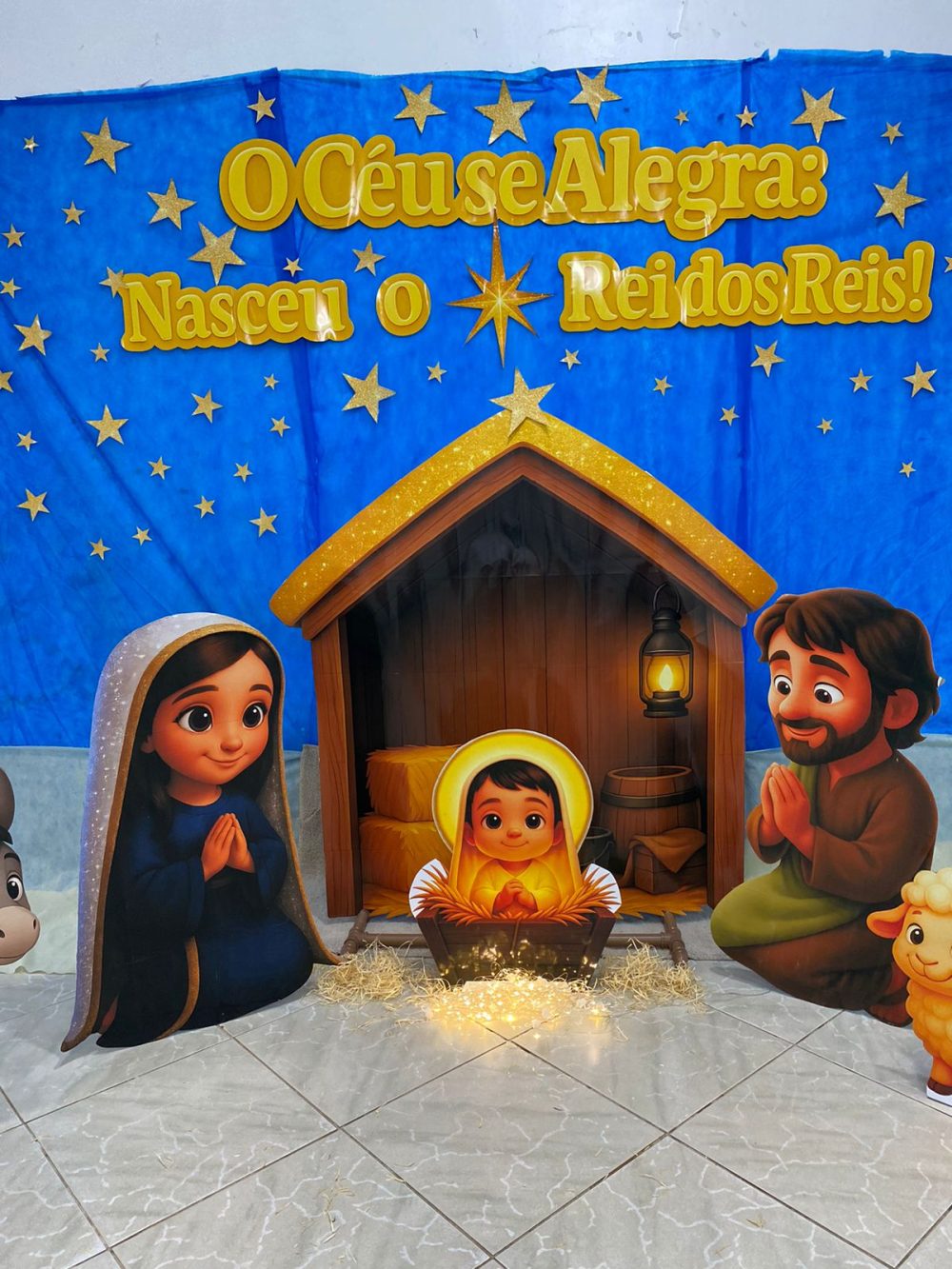 CENÁRIO NATAL. O CÉU SE ALEGRA: NASCEU O REI DOS REIS.